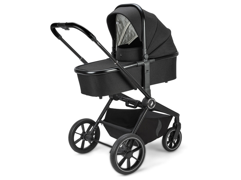 Een zwarte kinderwagen met een grote zonnekap.