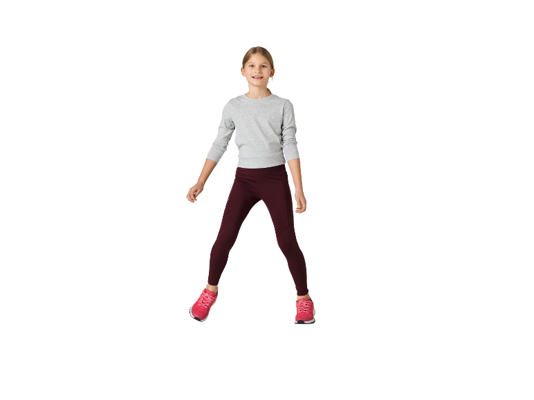 Meisje springt in sportkleding.