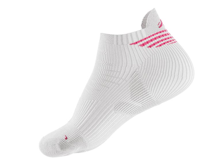 Witte sportsokken met roze details.