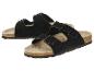 Zwarte sandalen met twee banden en gespen, kurkzool en bruin voetbed.