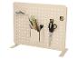 Tafelblad pegboard met potloden, schaar en decoratieve tapes.