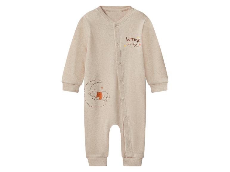 Beige babyboxpakje met slapende Winnie de Poeh op de maan.