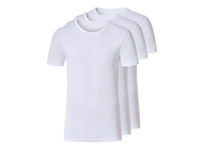 Drie witte, effen T-shirts met korte mouwen, achter elkaar geplaatst