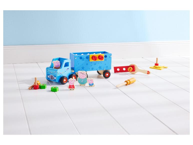 Peppa Pig houten speelgoed, inclusief een vrachtwagen, aanhanger, figuren en gereedschap.