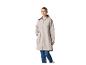 Vrouw draagt een beige regenjas en blauwe jeans
