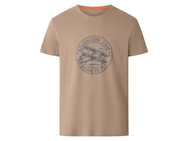 Beige T-shirt met een grijs vliegtuigmotief en de tekst 'ADVENTURE TIME BORN TO FLY'.