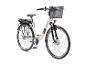 Witte elektrische fiets met zwarte bagagedrager en voormand.
