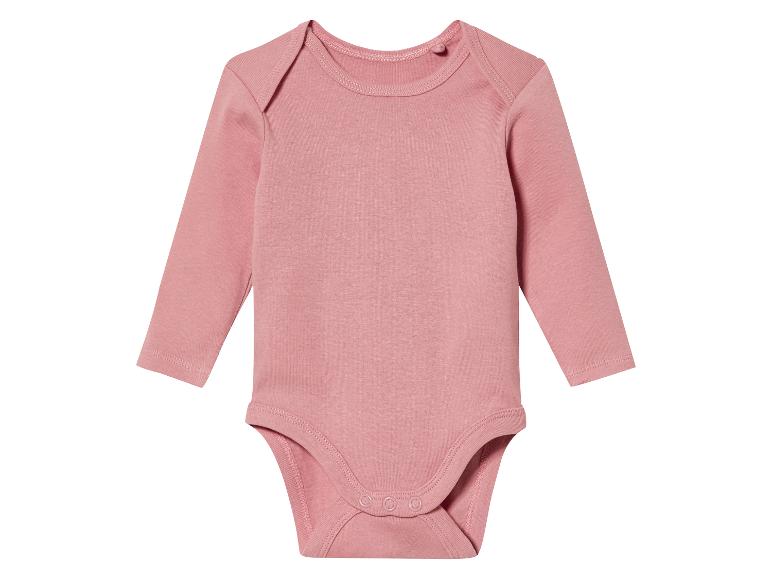 Een roze baby-onesie met lange mouwen.