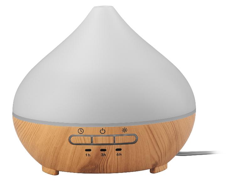 Waterdruppelvormige aromadiffuser met houtlook basis en bedieningsknoppen.