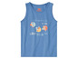 Een blauw tanktop met 'Adventures in the Deep Blue Sea' en vissen erop