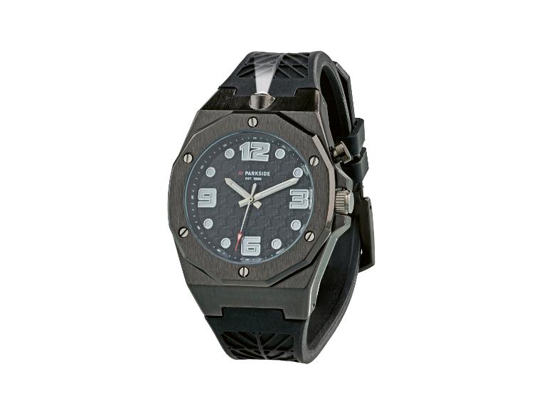 Zwart herenhorloge met robuust design en een getextureerde wijzerplaat.