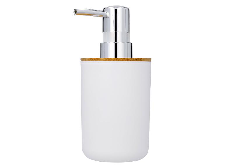 Witte zeepdispenser met chromen pomp en bamboe basis