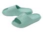 Twee mintgroene, zachte en comfortabele sandalen met een gestructureerde zool.