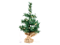 Kleine kunstkerstboom met ledverlichting en een basis in een jute zak.