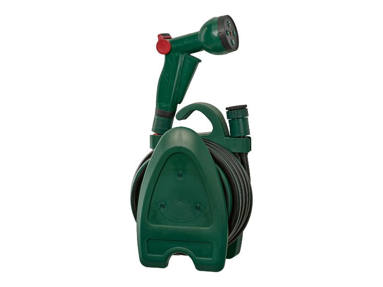 Groene tuinslang op een haspel met een verstelbaar spuitpistool.