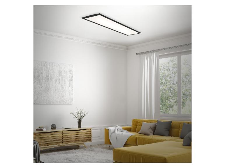 Een moderne woonkamer met een gele hoekbank, houten kast en rechthoekige plafondlamp.