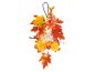 Herfstkrans met bladeren, bessen, bloemen, katoenen details en verlichting.