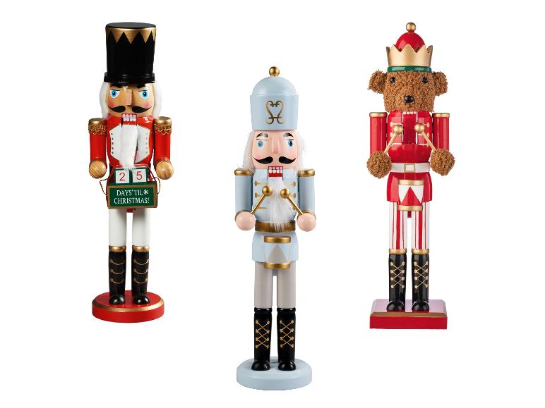 LIVARNO® Notenkraker, 35 cm: Drie feestelijke notenkrakers, waaronder een soldaat met adventskalender en een teddybeer.