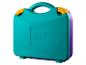 Turquoise LEGO koffer met paarse zijkanten en gele sluitingen.
