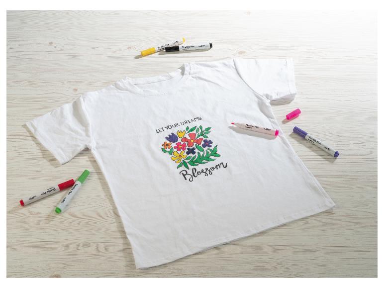 Wit t-shirt met bloemenprint, versierd met Crelando textiel stiften.