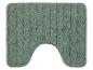Een groene badmat met een gebogen vorm.
