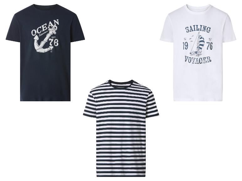 Drie heren T-shirts: een marineblauw met anker, een wit met zeilboot en een marineblauw-wit gestreept.