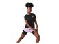 Vrouw in zwart sportshirt en lila shorts die rekoefeningen doet.