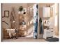 Badkamer met douche, wastafelmeubel, bamboe rek en accessoires.