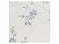 Close-up van behang met delicaat blauw bloemen- en grijs bladpatroon op een getextureerde witte achtergrond.