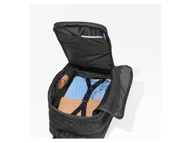 Open zwarte rugzak met kleding en persoonlijke spullen erin.