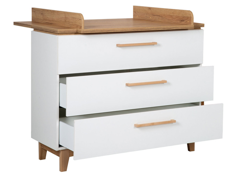 Witte commode met drie laden en een verschoningstafel