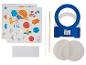 Ruimte-stickers, een houten stok met touw en een blauwe houder met witte schijven.
