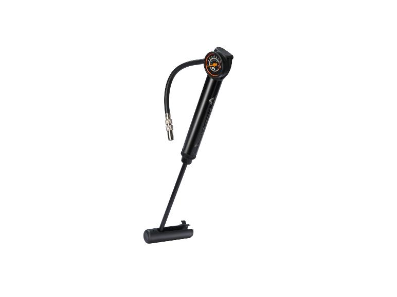 Zwarte fietspomp met drukmeter en slang.