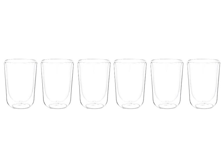 Zes dubbelwandige glazen op een rij tegen een witte achtergrond.