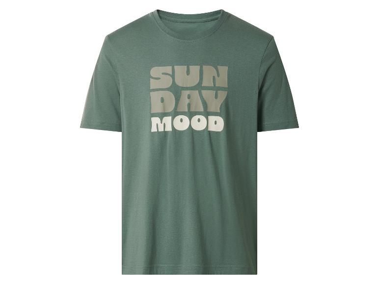 Groen T-shirt met de tekst 'SUNDAY DAY MOOD' in beige.