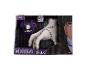Doos met een Wednesday-serie R/C Thing speelgoed, met Wednesday Addams en een '8+'-label.