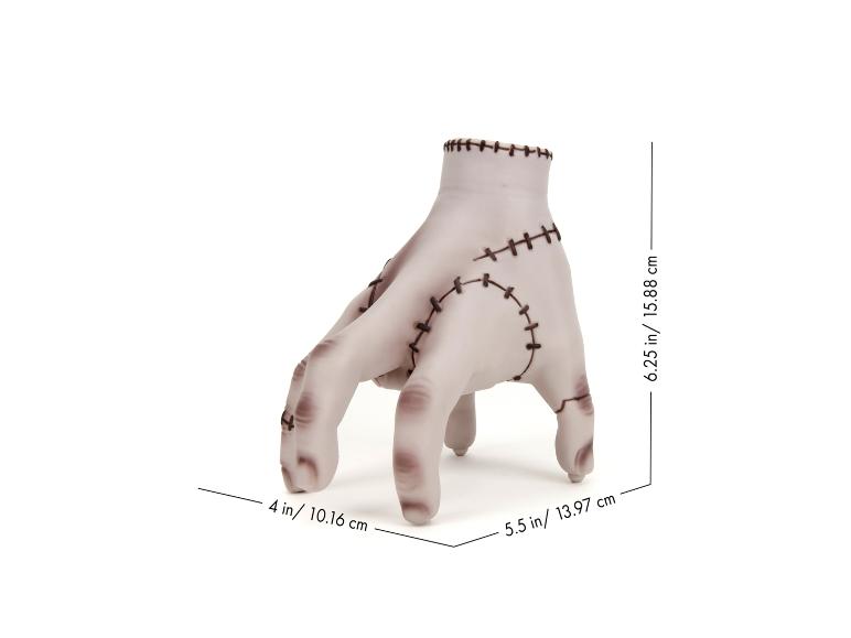 Decoratieve hand met stiksels, afmetingen 6.25 in/15.88 cm hoog, 5.5 in/13.97 cm breed en 4 in/10.16 cm diep.