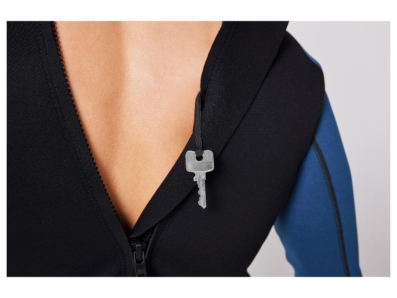 Zwart en blauw wetsuit met sleutel eraan.