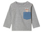 Een grijs shirt met lange mouwen voor baby's met een konijn in een zak.