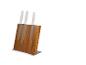 Houten messenblok met drie messen met witte handvatten.