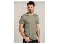 Khaki heren T-shirt met de tekst 'MEET ME AT THE BEACH' en een zwarte broek.