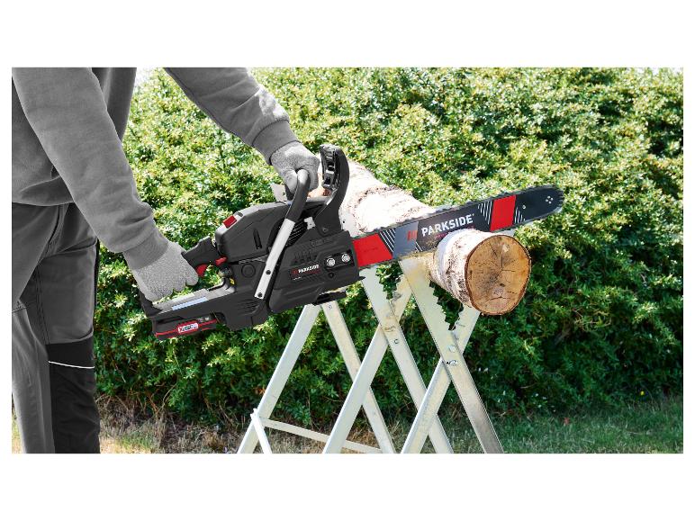 Man zaagt hout met een Parkside kettingzaag op een zaagbok.