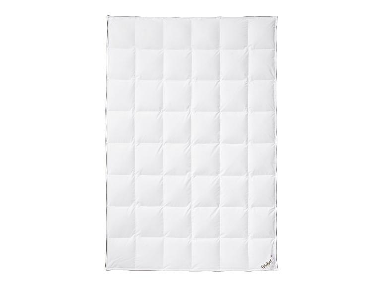 Wit donzen dekbed met boxconstructie en Fjödur-logo.