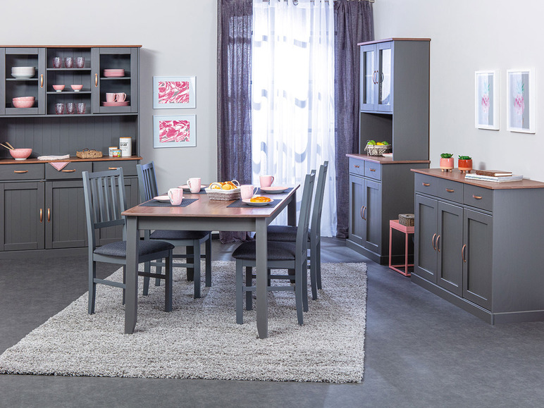 Een eettafel met stoelen en een servieskast in een moderne stijl.