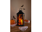 Halloween lantaarn met 'Happy Halloween' tekst, pompoenen en decoratieve vleermuizen.