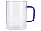 Een glazen mok met een blauwe handgreep.