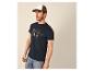 Man in een donkerblauw T-shirt met 'Legendary Yee Haw' opdruk en een tweekleurige pet.