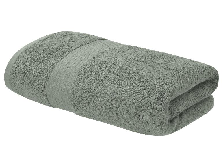 Gevouwen grijsgroene badhanddoek met een decoratieve streep