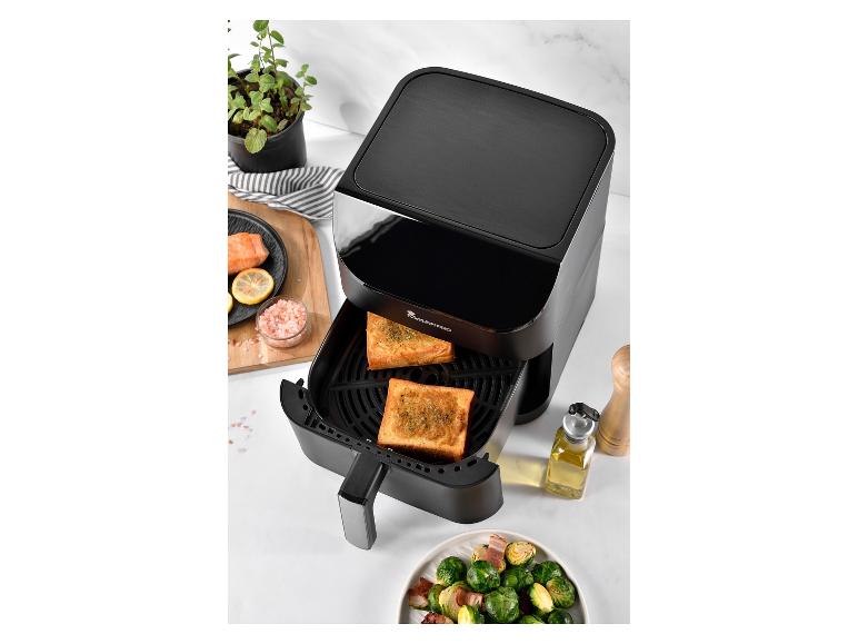 Masterpro Airfryer met toast en geroosterde groenten.