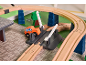Houten speelgoedtreinset met een brug, overweg en een oranje auto.
